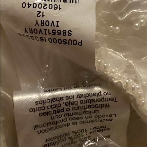 David's Bridal Beaded Lace Sheath Wedding Gown w/Embroidery Waist - Picture 4 of 11